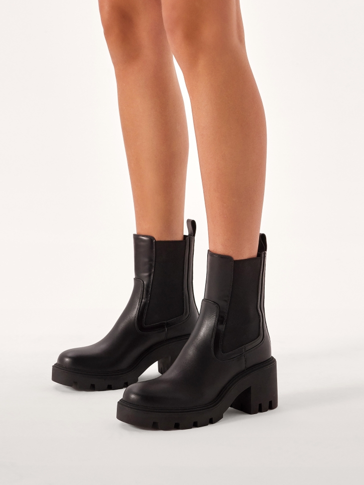 Wsuwane botki na grubym obcasie z bieżnikiem