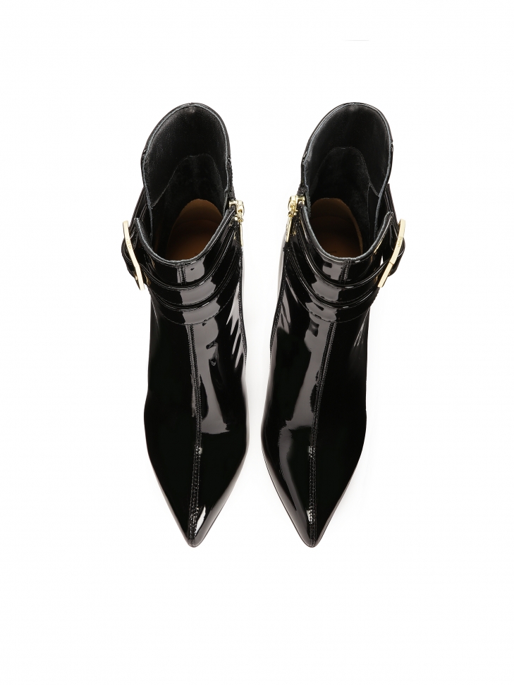 Lakierowane botki z finezyjną cholewką