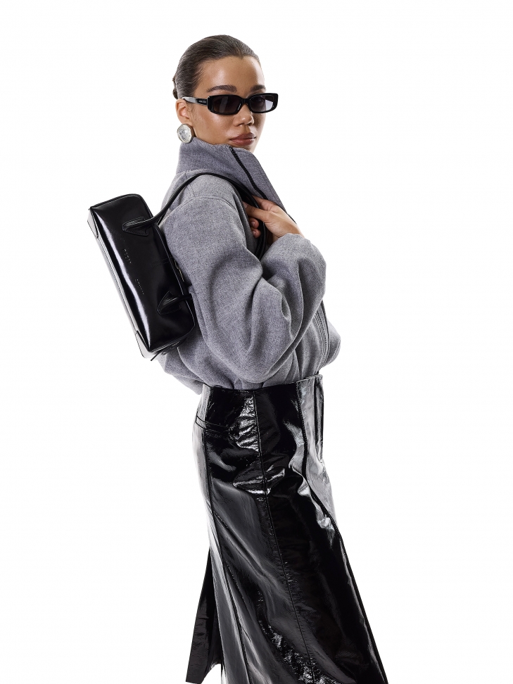 Czarna torebka na ramię o podłużnym kształcie