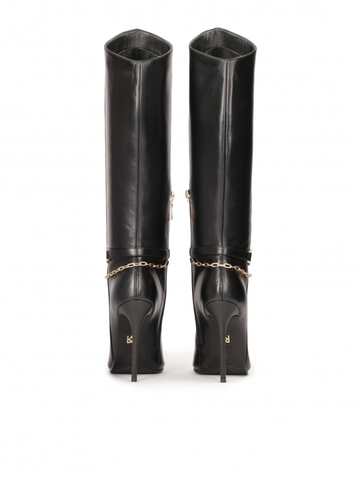 Czarne kozaki na wysokiej szpilce z ozdobnym łańcuszkiem