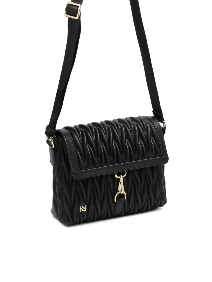 Czarna torebka na pasku zdobiona trójwymiarowym marszczeniem