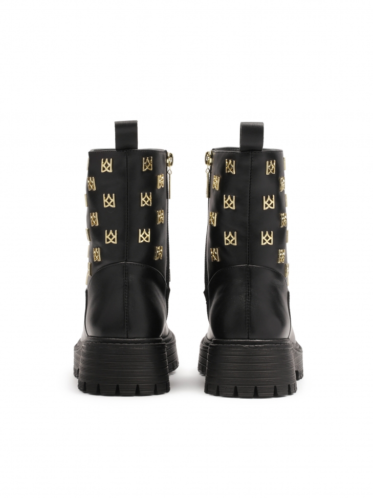 Botki na suwak zdobione metalowymi monogramami