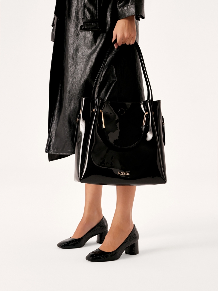 Czółenka z lakierowanej skóry tłoczonej