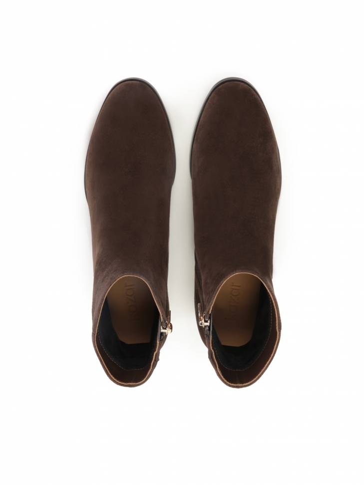 Brązowe botki z zamszu z pięknie zdobionym obcasem