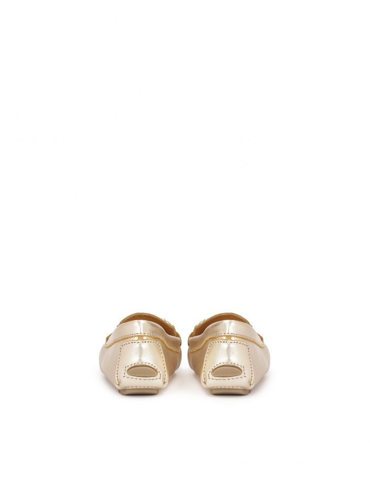 Złote klasyczne mokasyny z metalowym ozdobnikiem