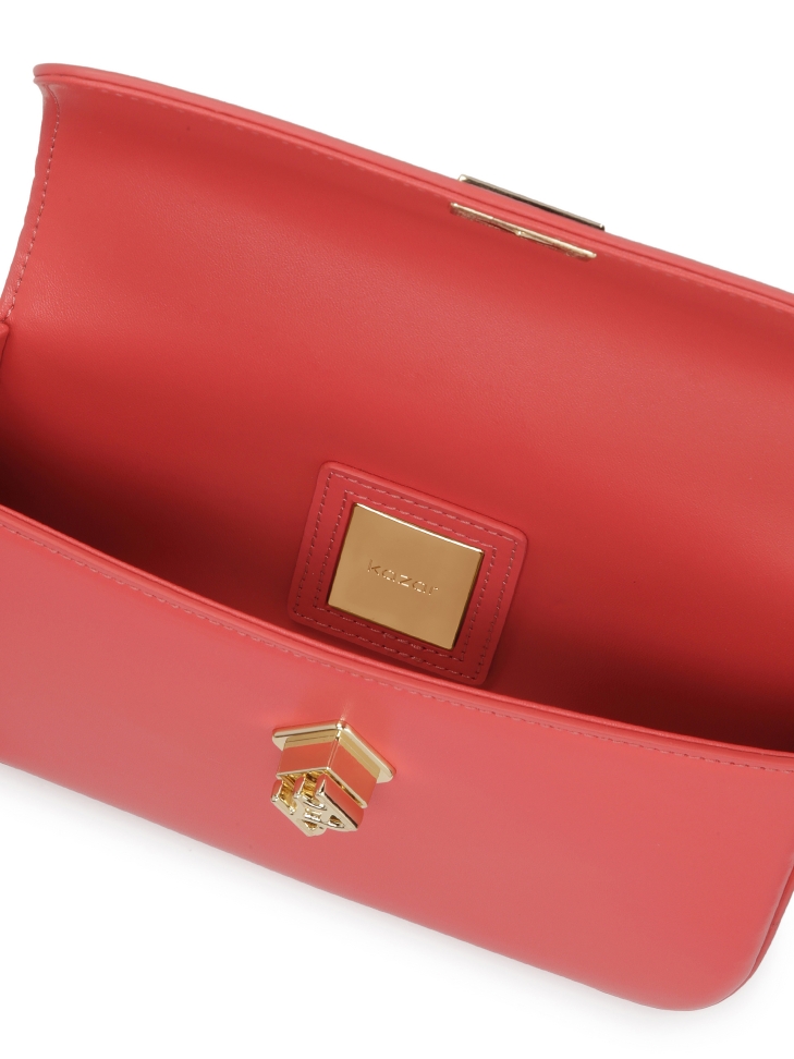 Mała różowa torebka na łańcuchu