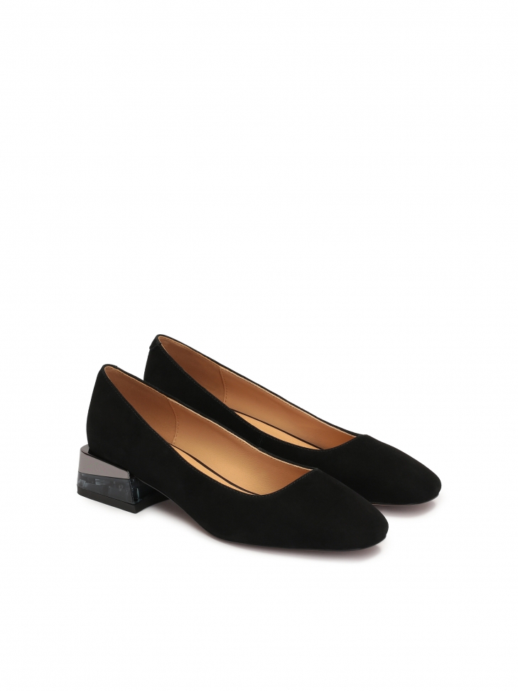 Zamszowe czółenka na niskim obcasie z tworzywa i metalu