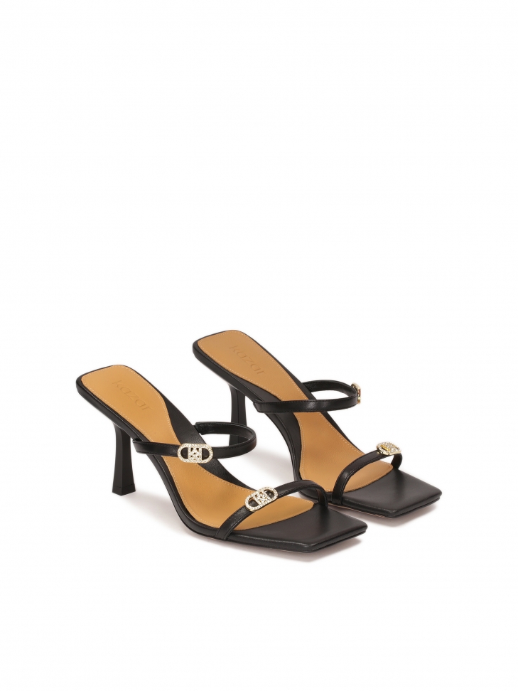 Kwadratowe klapki z cienkimi paskami