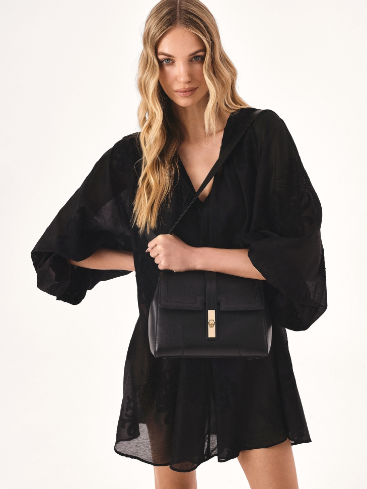 Czarna skórzana torebka z unikatową klapą