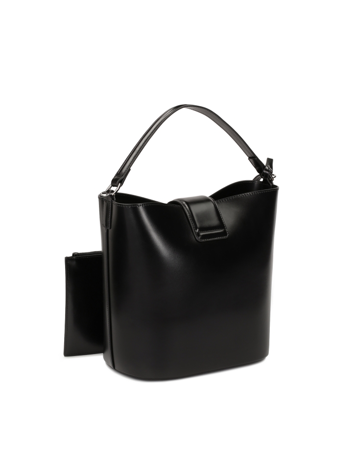 Czarna torebka o sztywnej konstrukcji z saszetką