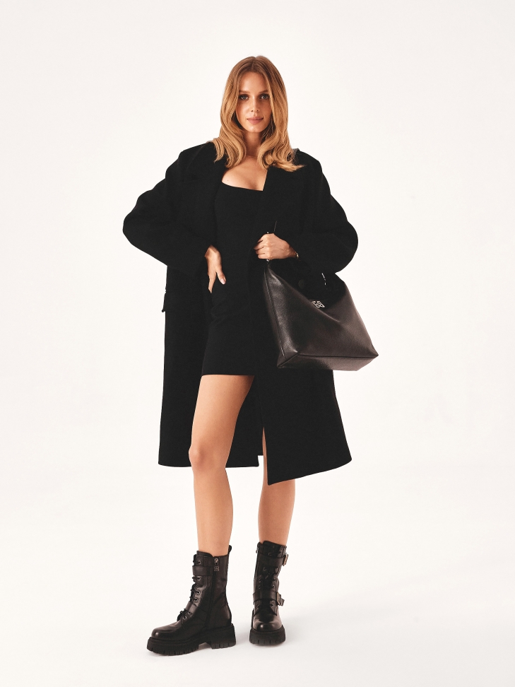 Czarna torebka o luźnym oju