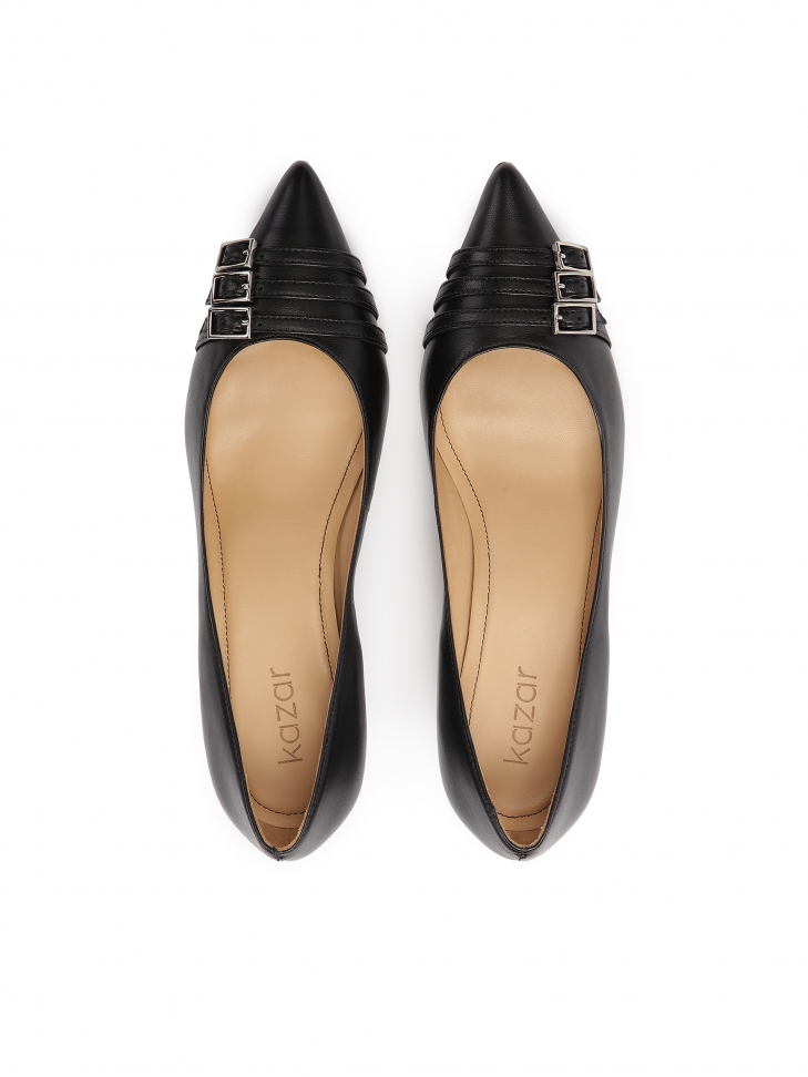 Czarne czółenka na niskim obcasie ozdobione paskami