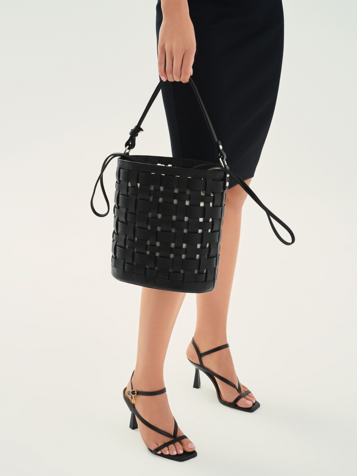 Eleganckie czarne sandały z finezyjnymi paskami