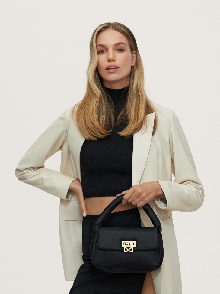 Mała torebka z tkaniny z uchwytem do ręki