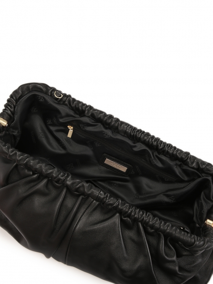 Czarna skórzana torebka z marszczeniem przy metalowej ramie