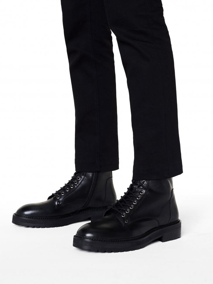 Czarne skórzane trzewiki w stylu militarnym