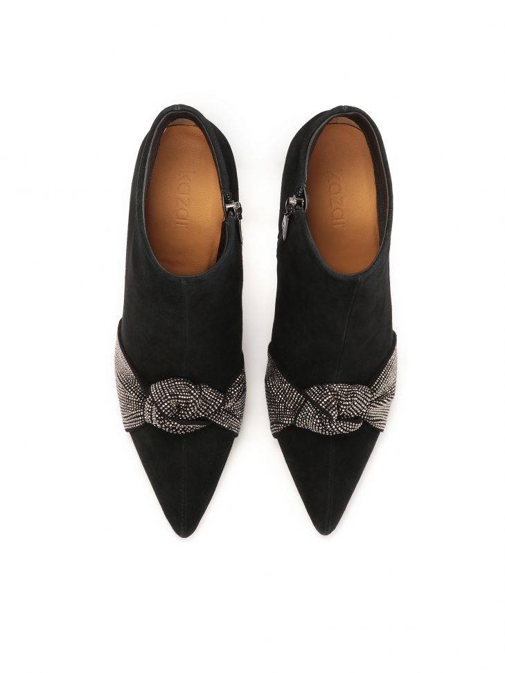 Botki na obcasie z błyszczącą ozdobą