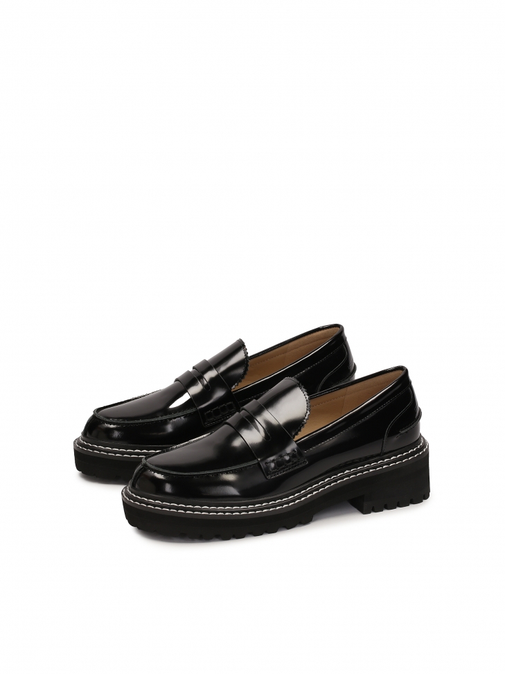 Lakierowane półbuty z podeszwą typu track