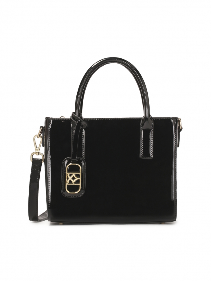 Lakierowana torebka o geometrycznym kształcie