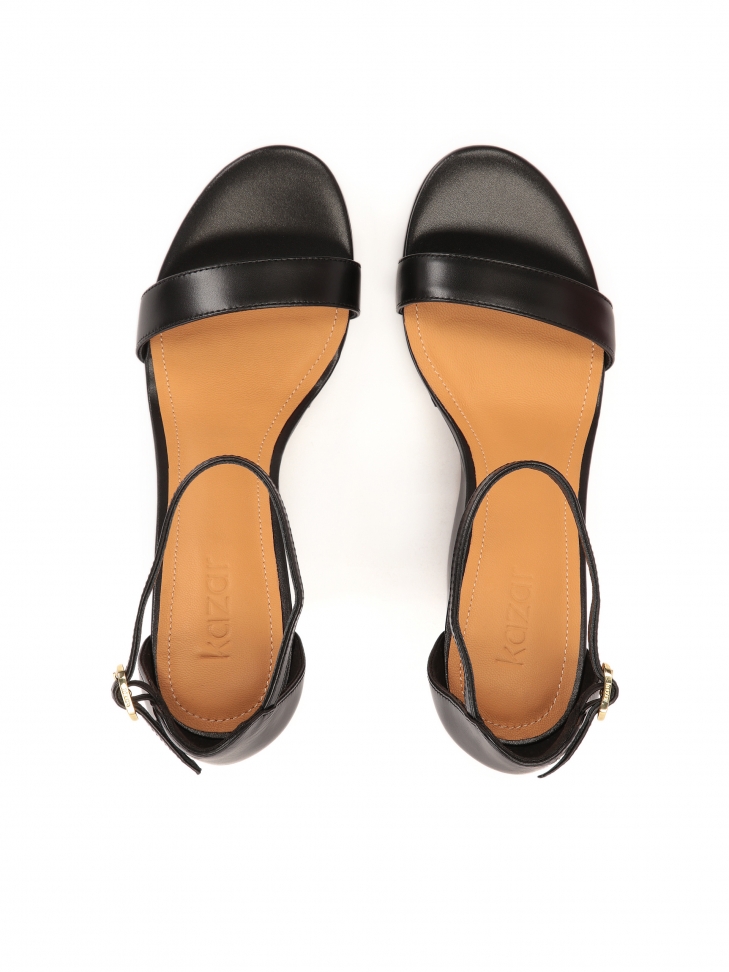 Sandały na koturnie z zaytą piętą