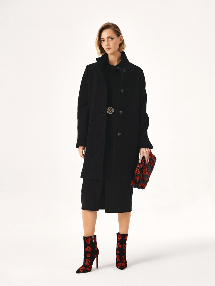 Zamszowe botki z wyszywanymi czerwonymi kwiatkami