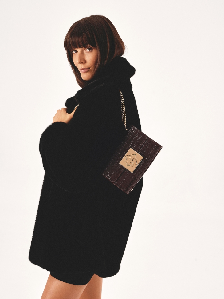 Bordowa torebka w tłoczony wzór z łańcuchem