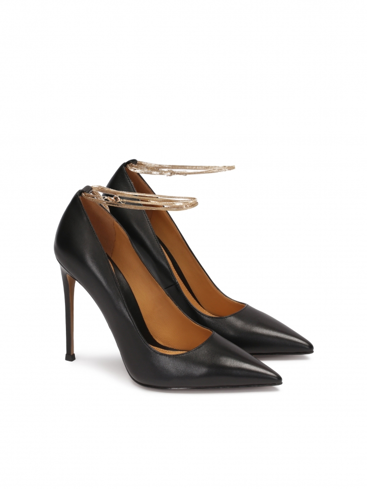 Czarne czółenka z łańcuszkiem oplatającym kostkę