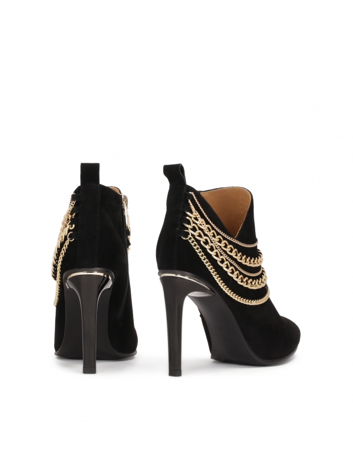 Efektowne botki na szpilce z wyciętą cholewką