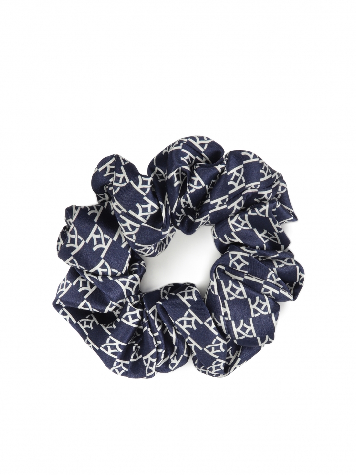 Granatowa gumka scrunchie w białe monogramy