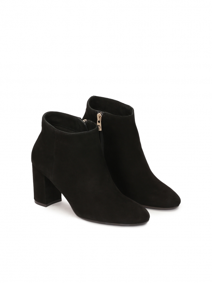 Klasyczne zamszowe botki na szerokim obcasie