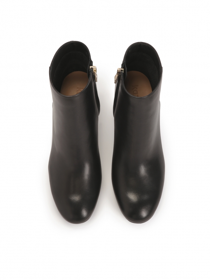 Klasyczne czarne botki na słupku