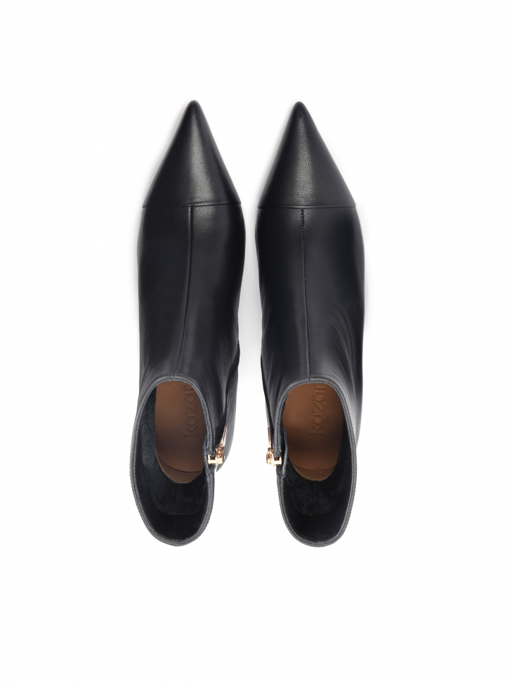 Czarne skórzane botki z noskami zakończonymi w szpic