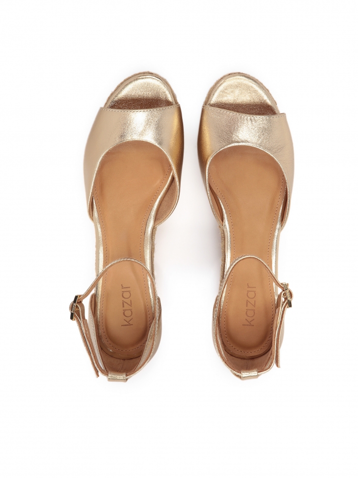 Złote sandały na koturnie poytym jutowym sznurkiem
