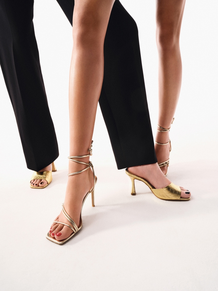 Złote wiązane sandały na smukłym obcasie