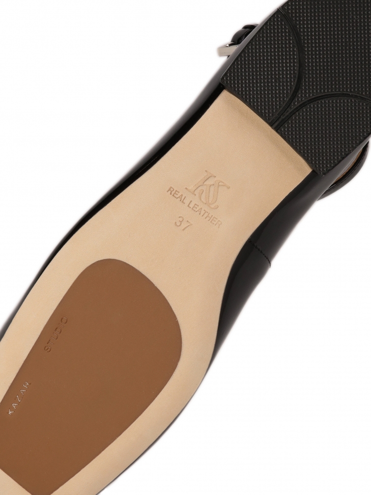 Czarne lakierowane czółenka w stylu Mary Jane