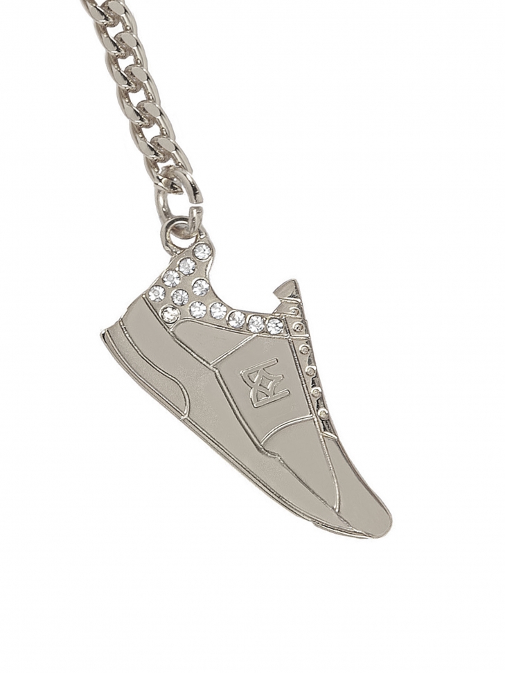 Metalowy brelok but w srebrnym kolorze