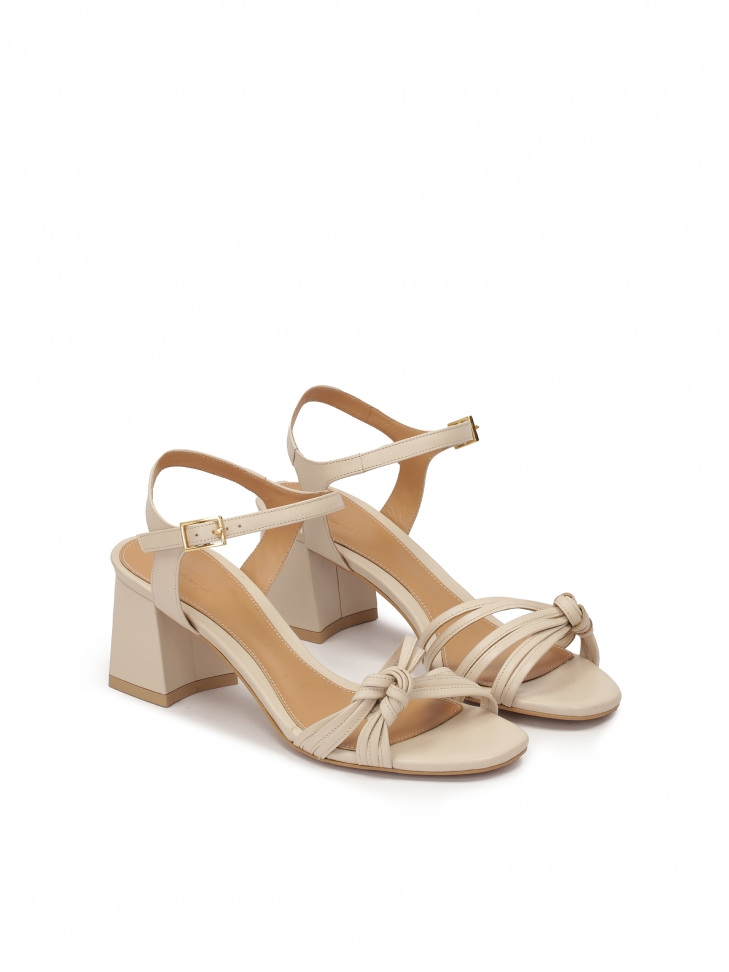 Minimalistyczne beżowe sandały na słupku