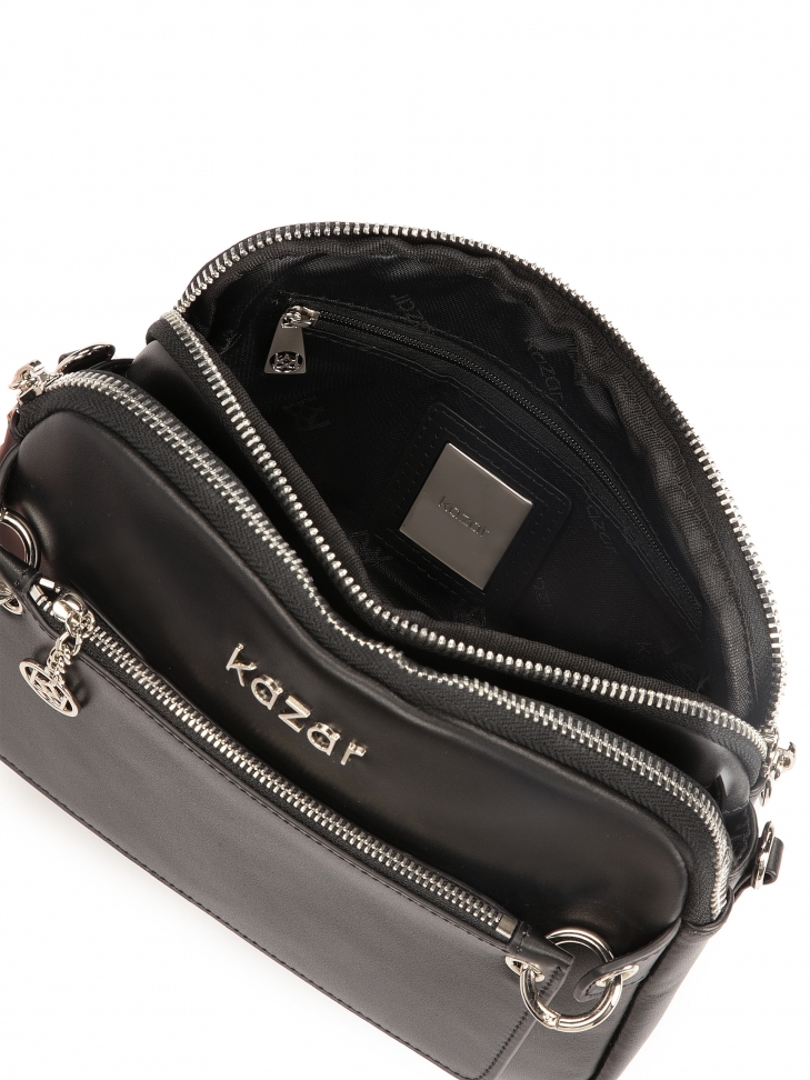 Czarna torebka zdobiona przypinaną saszetką