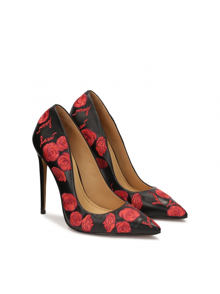 Eleganckie czarne szpilki w czerwone kwiaty