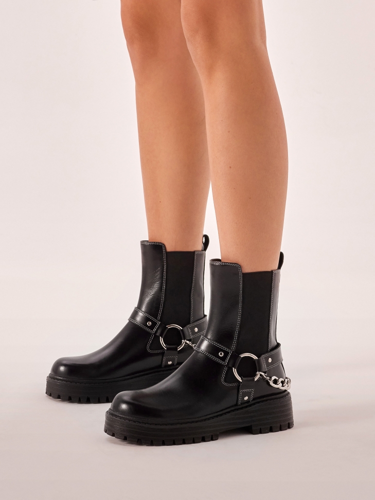 Wsuwane botki na płaskiej podeszwie z metalowymi dodatkami