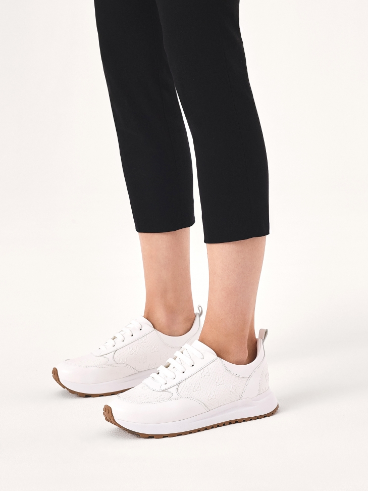 Białe sneakersy w monogramy z łączonych skór