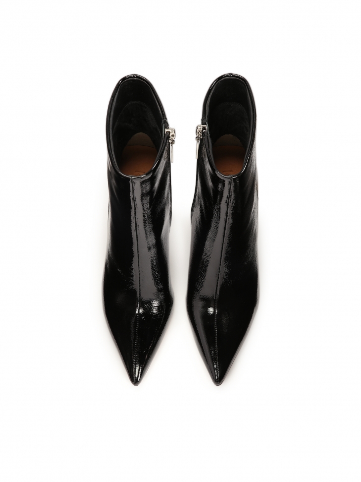 Lakierowane botki na cienkim obcasie