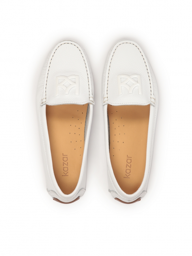 Białe mokasyny damskie