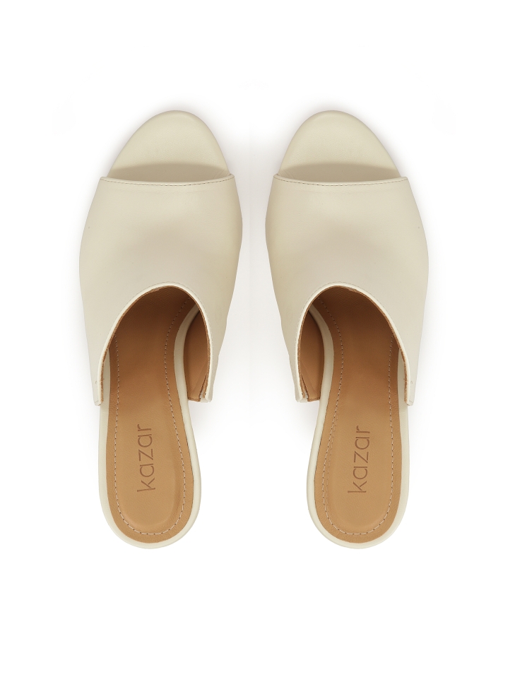 Klapki na koturnie z szerokim paskiem