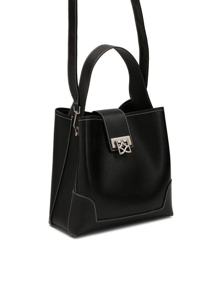 Czarna torebka z eleganckim zapięciem