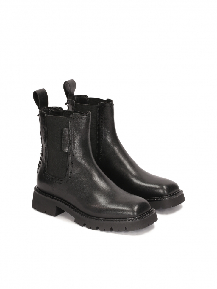 Wsuwane botki zdobione z tyłu łańcuchem