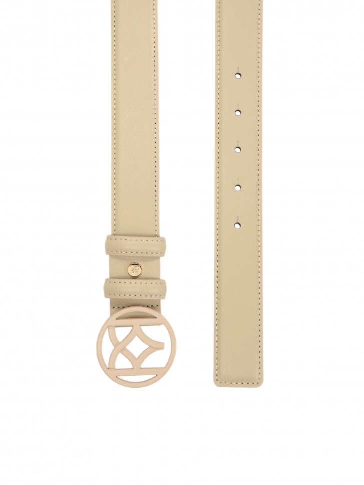 Beżowy pasek z dużą klamrą w kształcie monogramu KAZAR