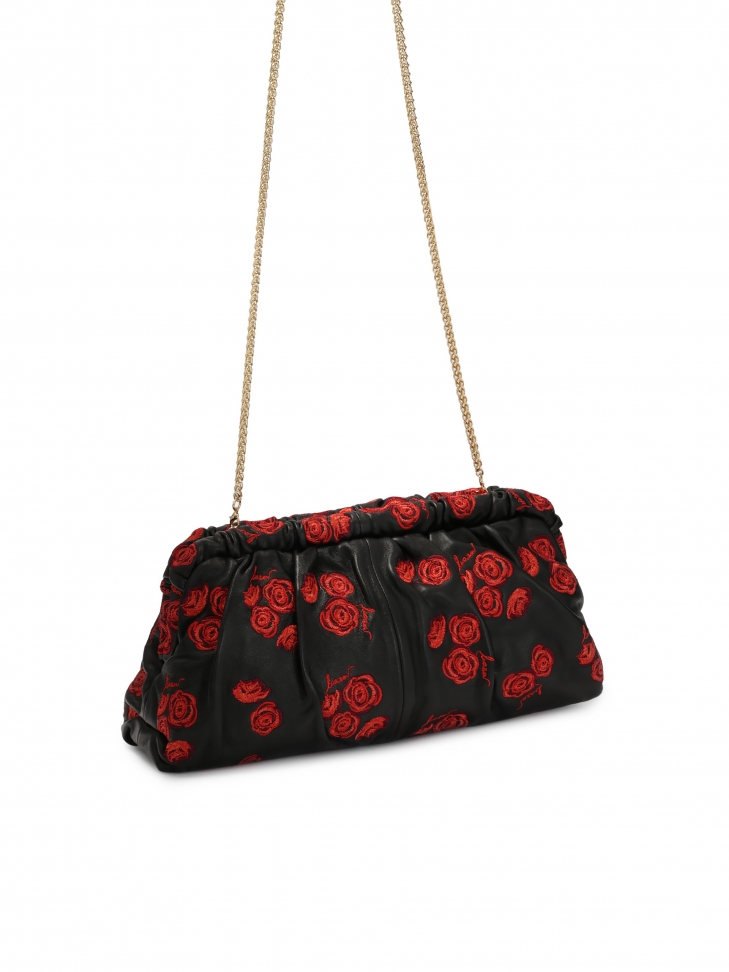 Czarna kopertówka w czerwone róże