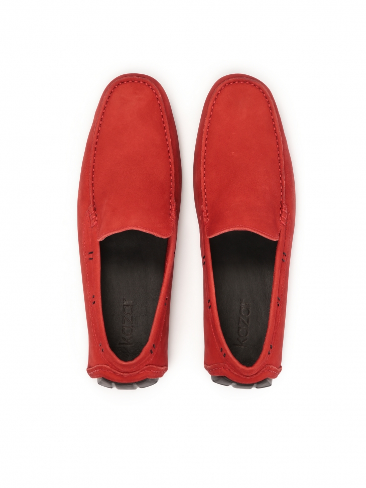 Ponadczasowe czerwone mokasyny z nubuku