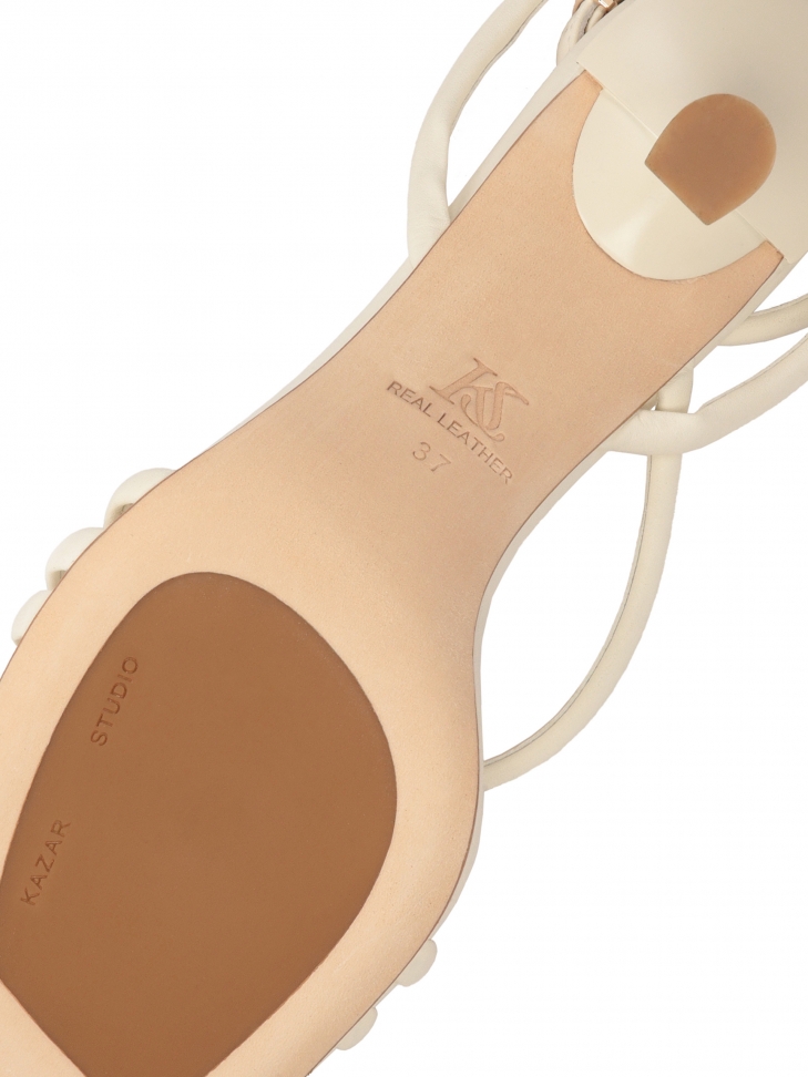 Beżowe sandały na modnym obcasie